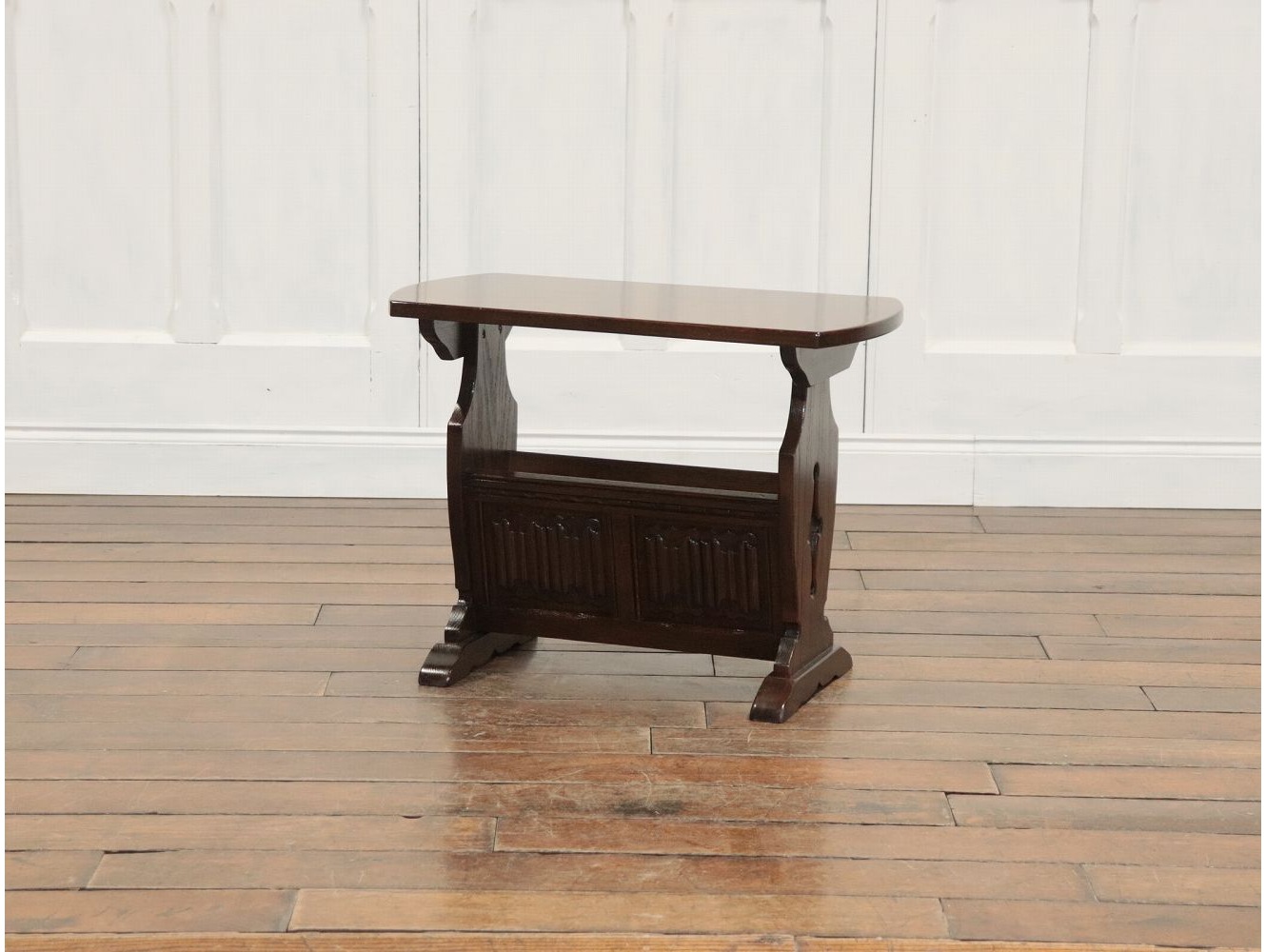 イギリスアンティーク　マガジンラック 英国で見つけたアンティーク家具、木製のどこにでも置けるマガジン