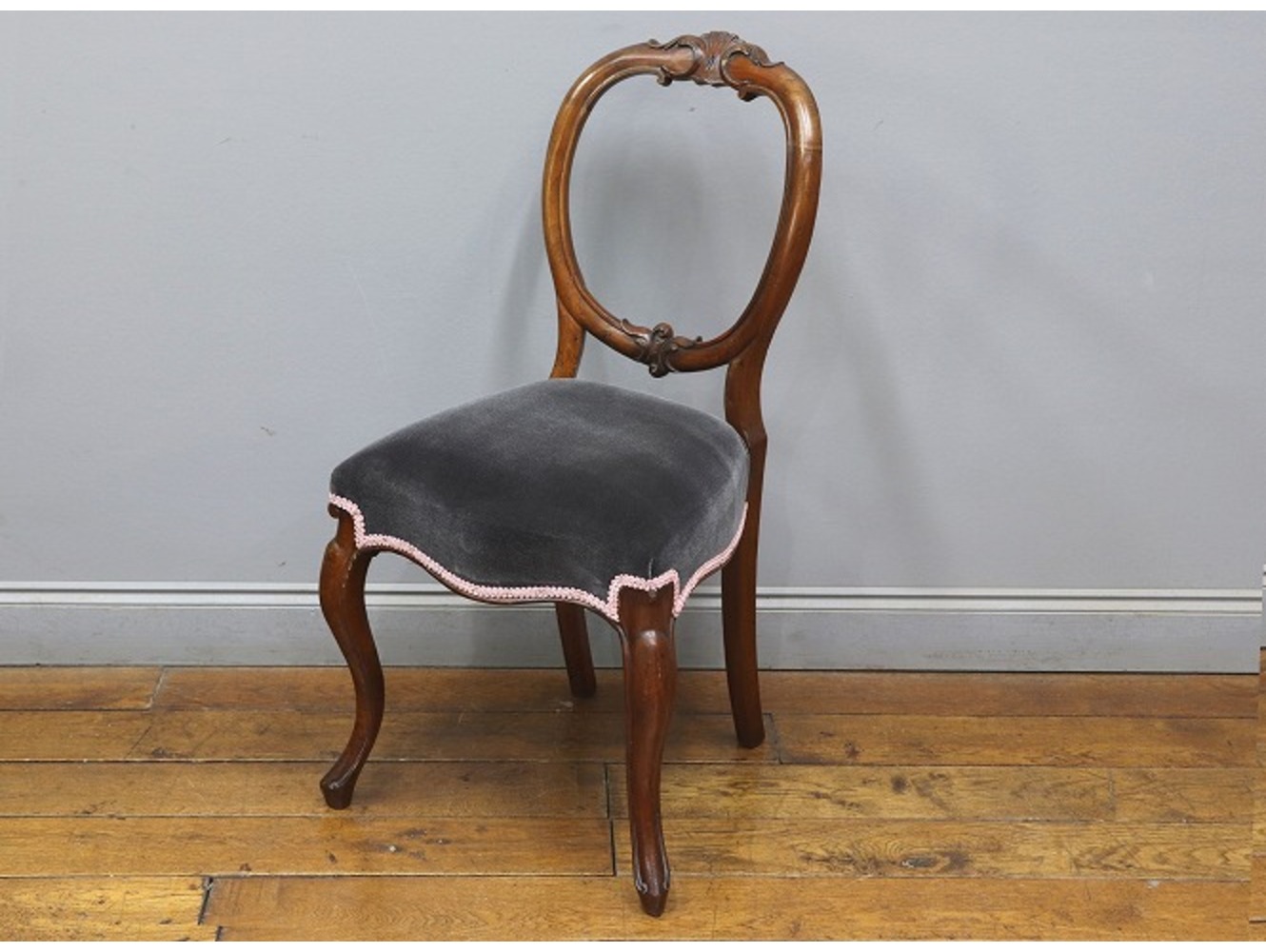 バルーンバックチェア