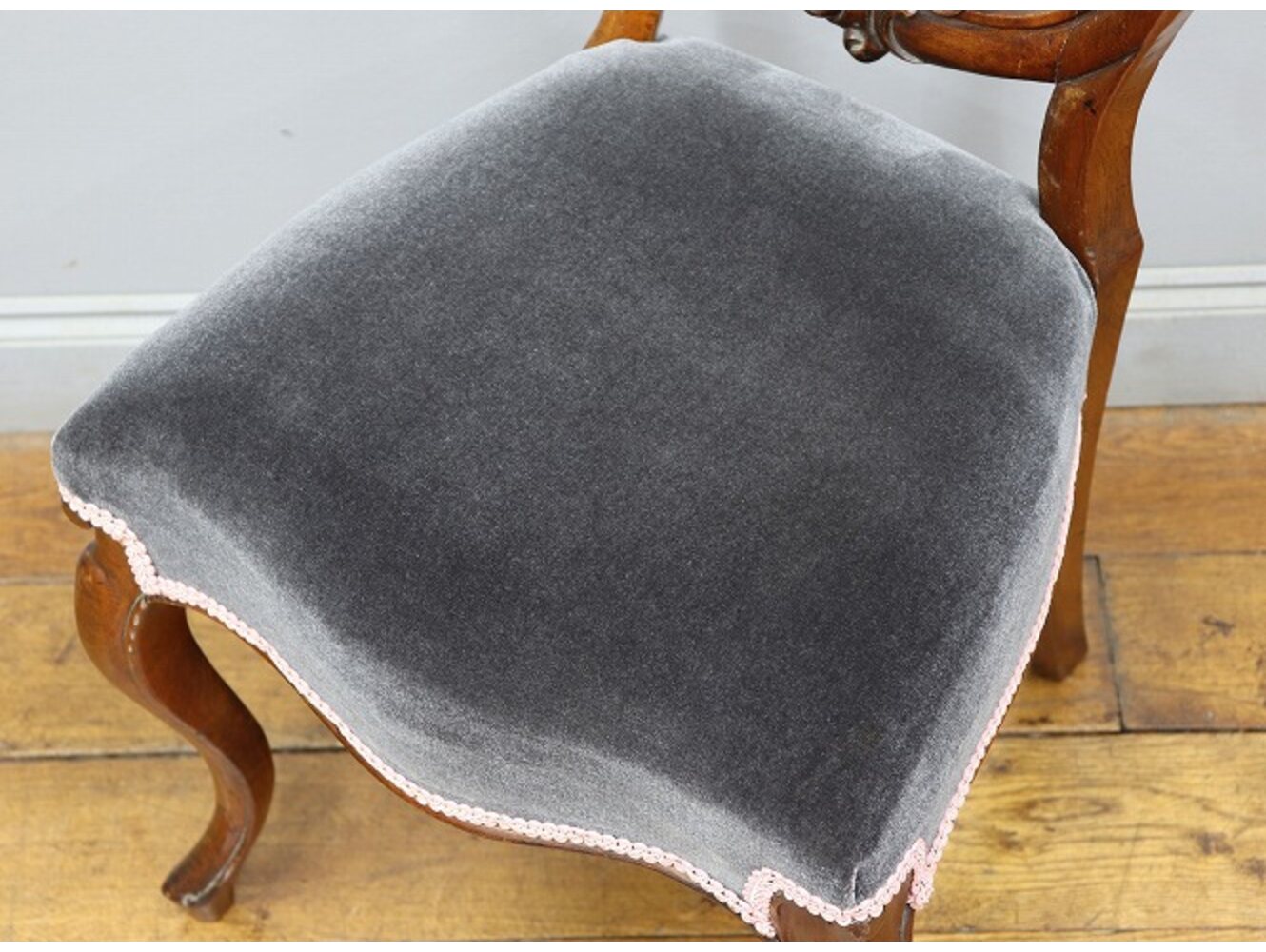 バルーンバックチェア