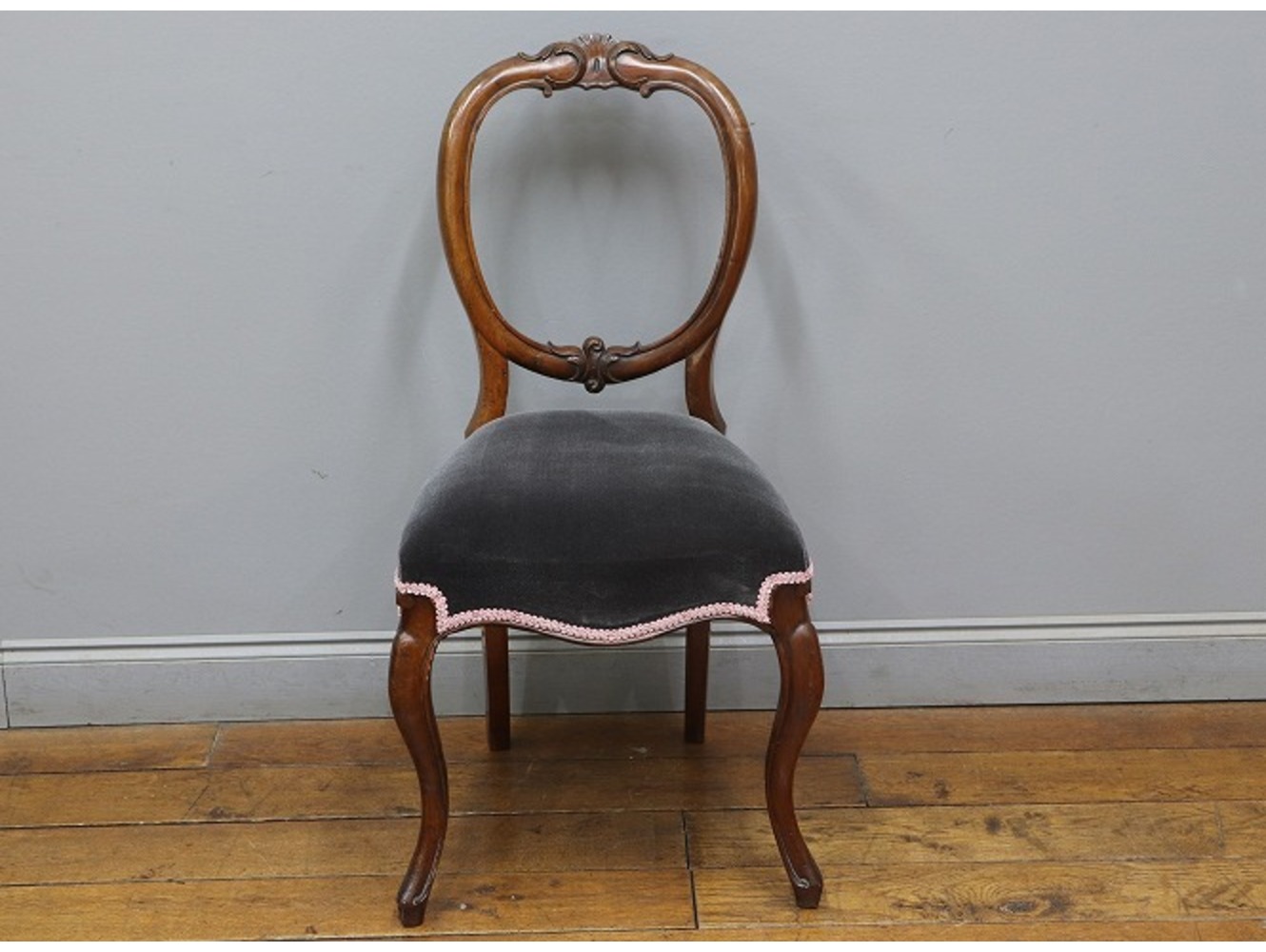 バルーンバックチェア