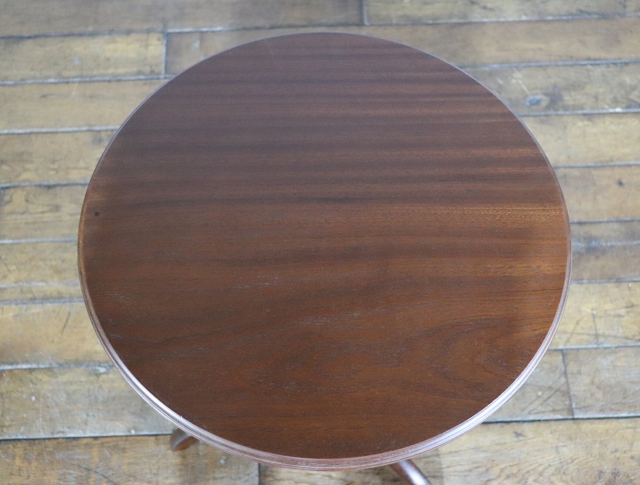 ペデスタルテーブル