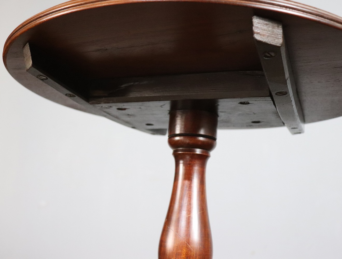 ペデスタルテーブル