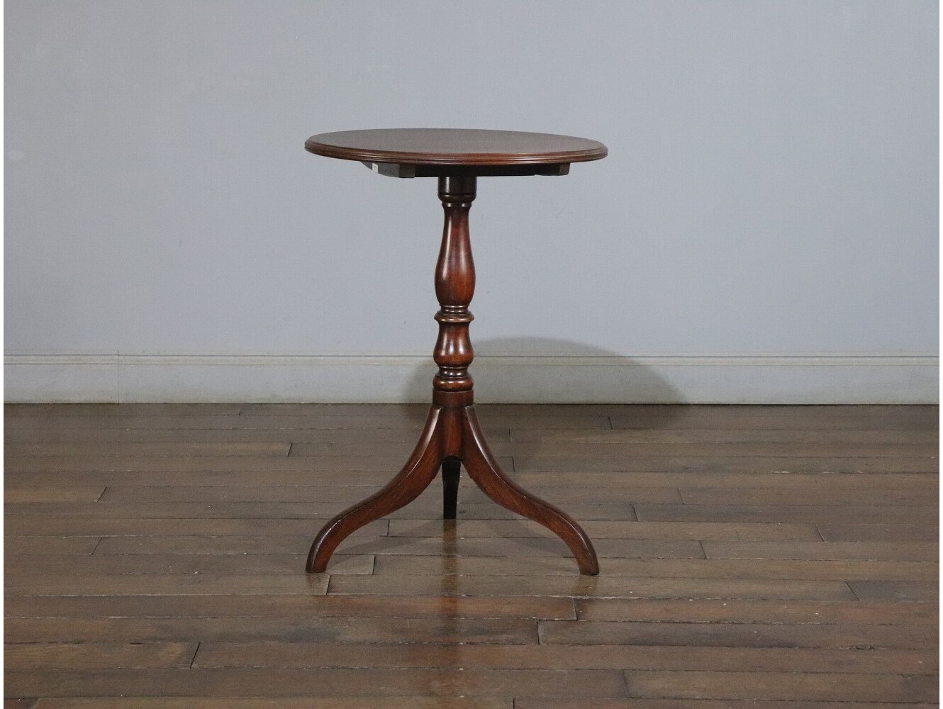 ペデスタルテーブル