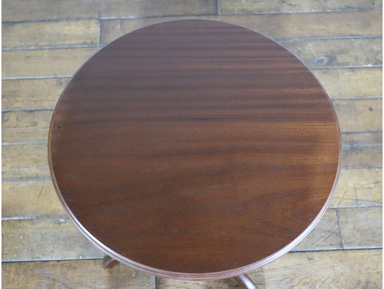 ペデスタルテーブル