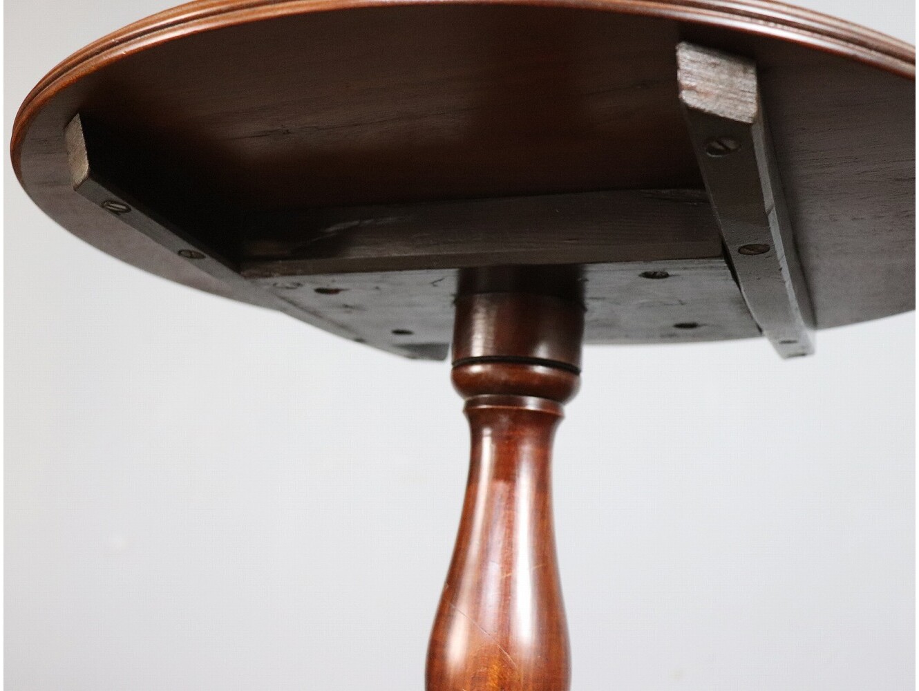 ペデスタルテーブル