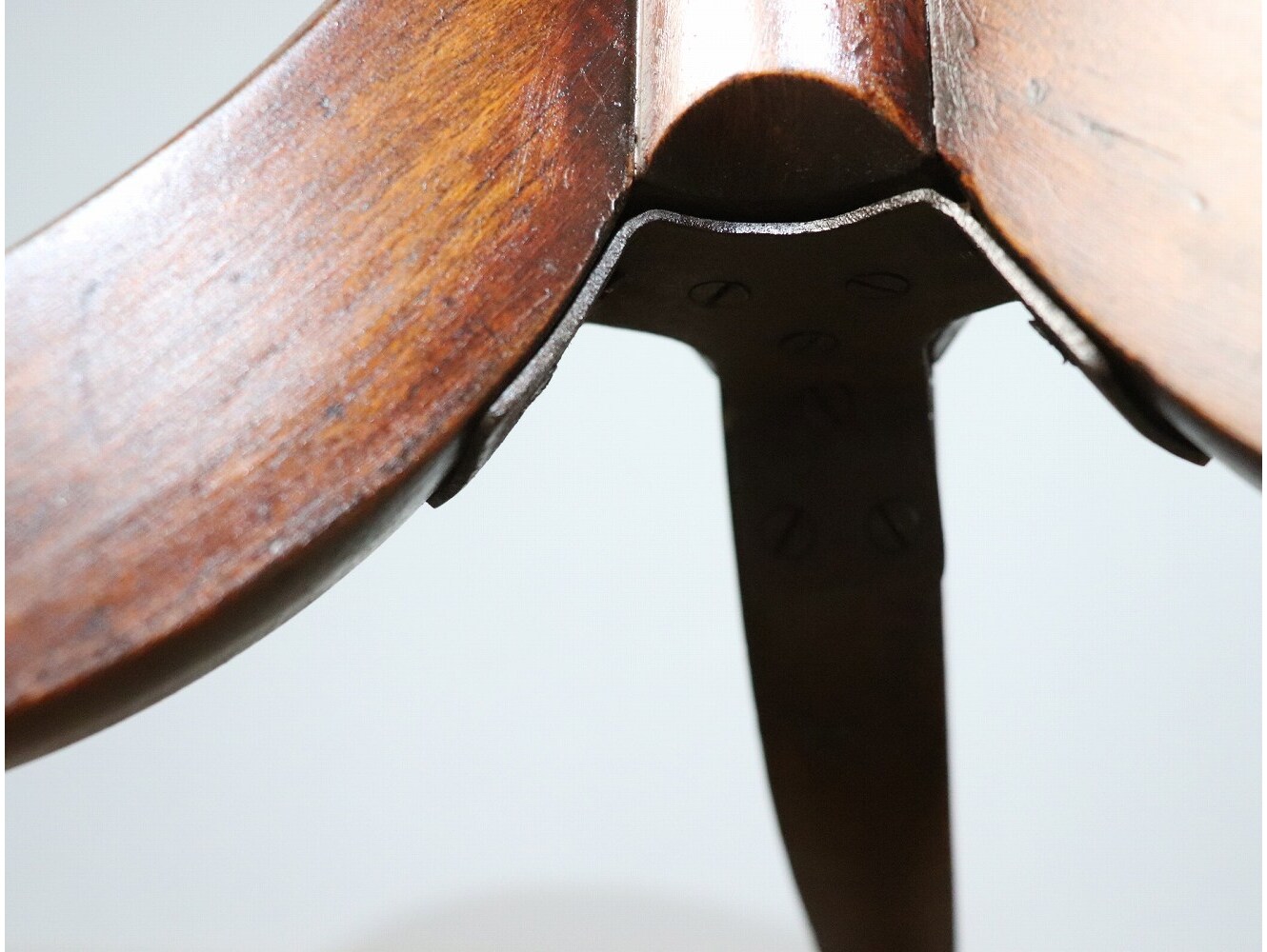 ペデスタルテーブル