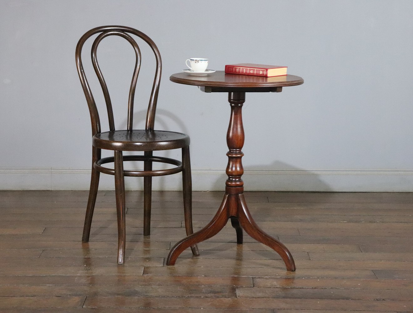 ペデスタルテーブル