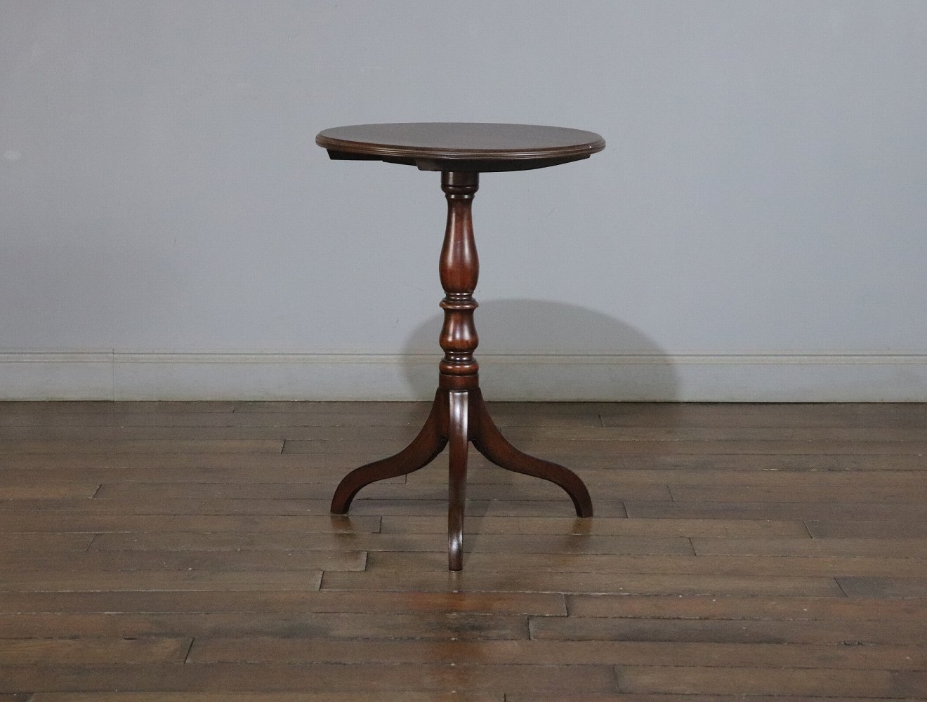 ペデスタルテーブル