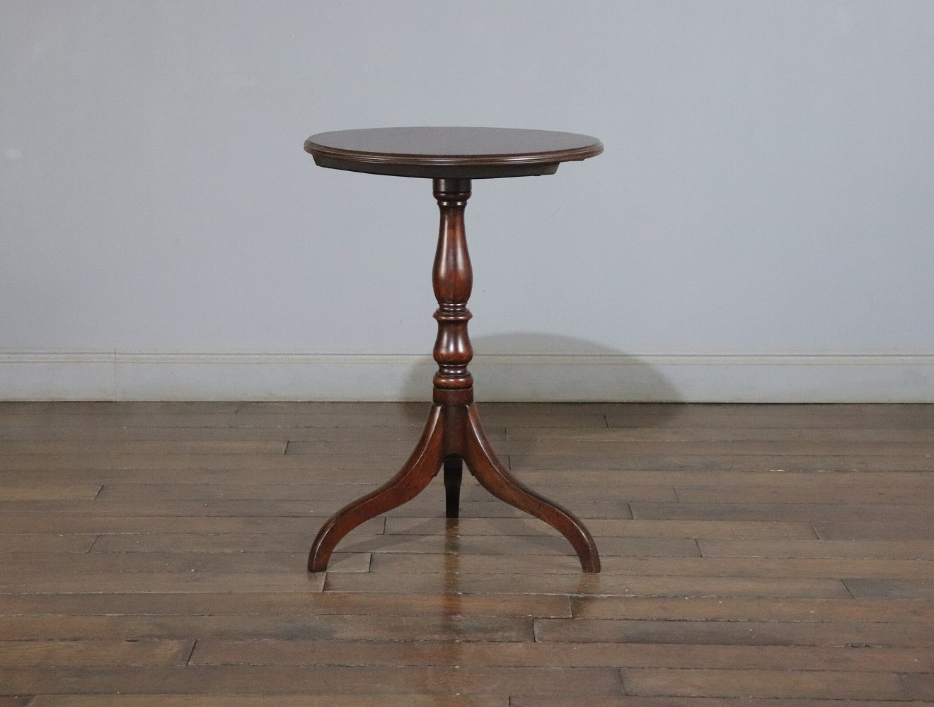 ペデスタルテーブル