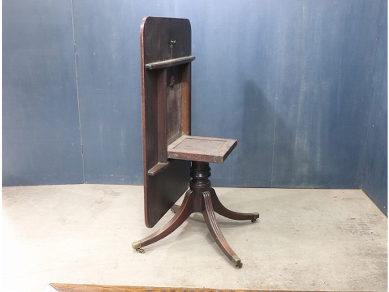 ティルトップテーブル