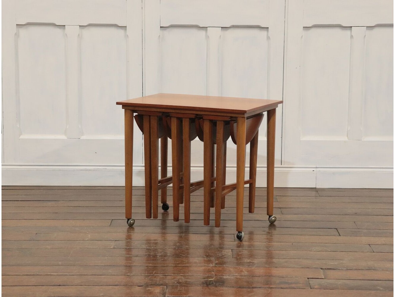 ネストテーブル