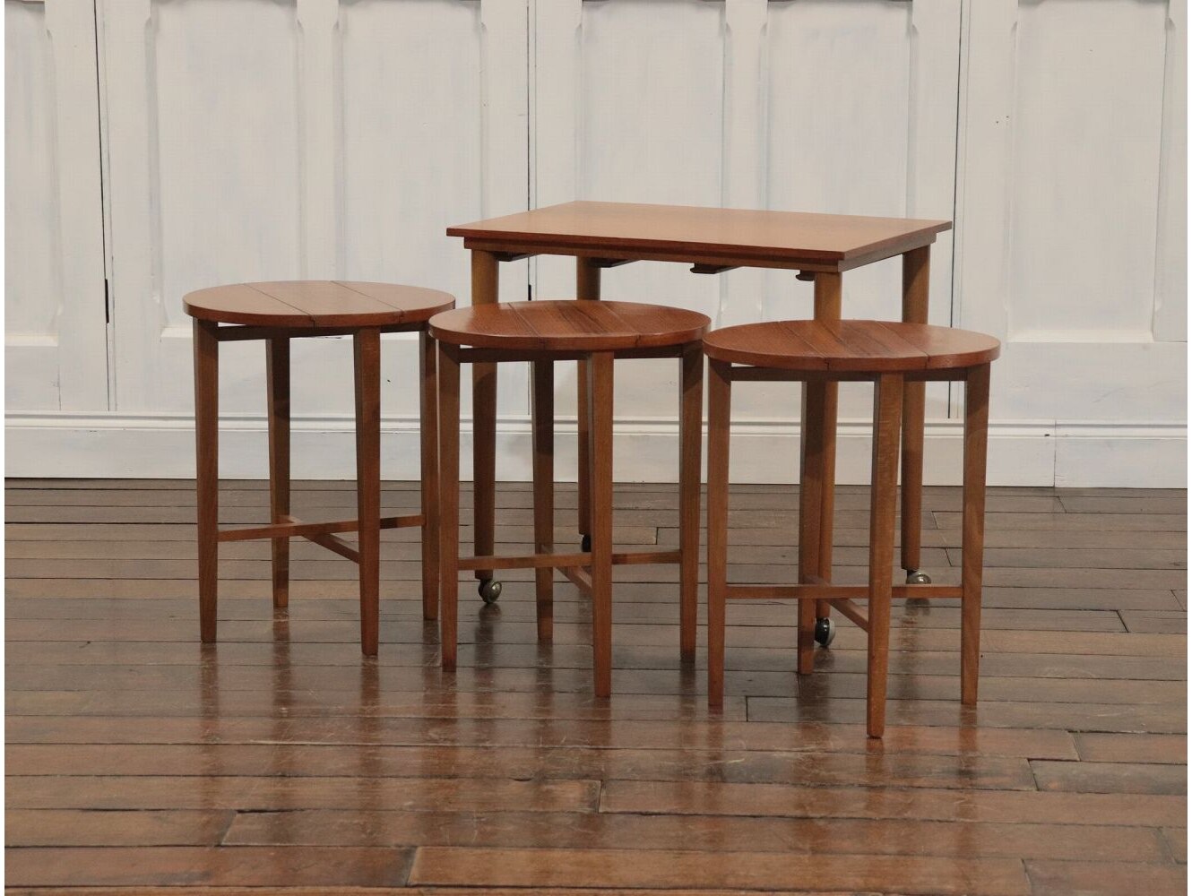 ネストテーブル