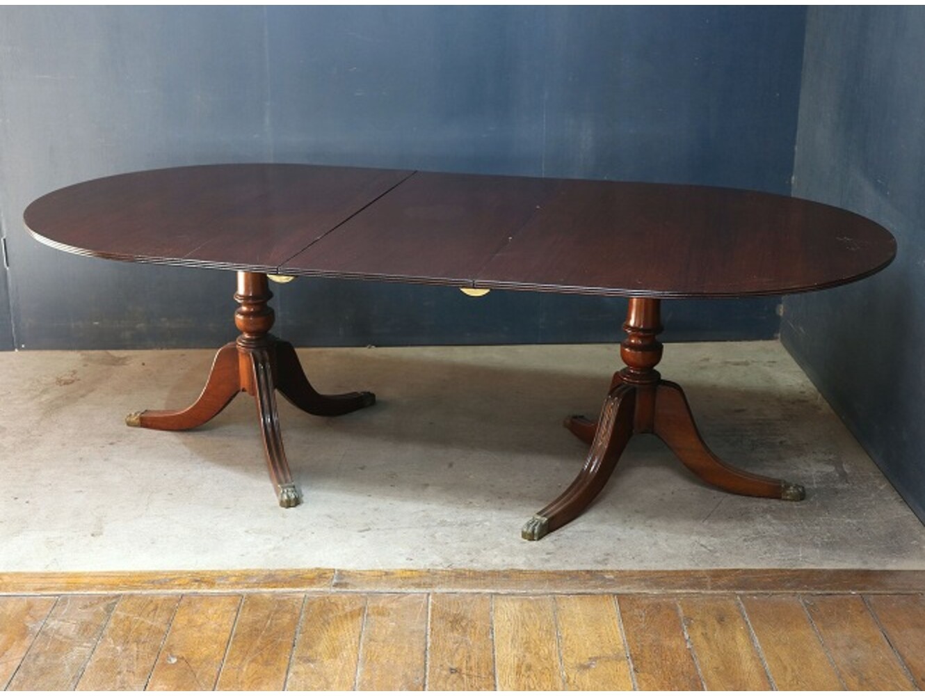 ペデスタルテーブル