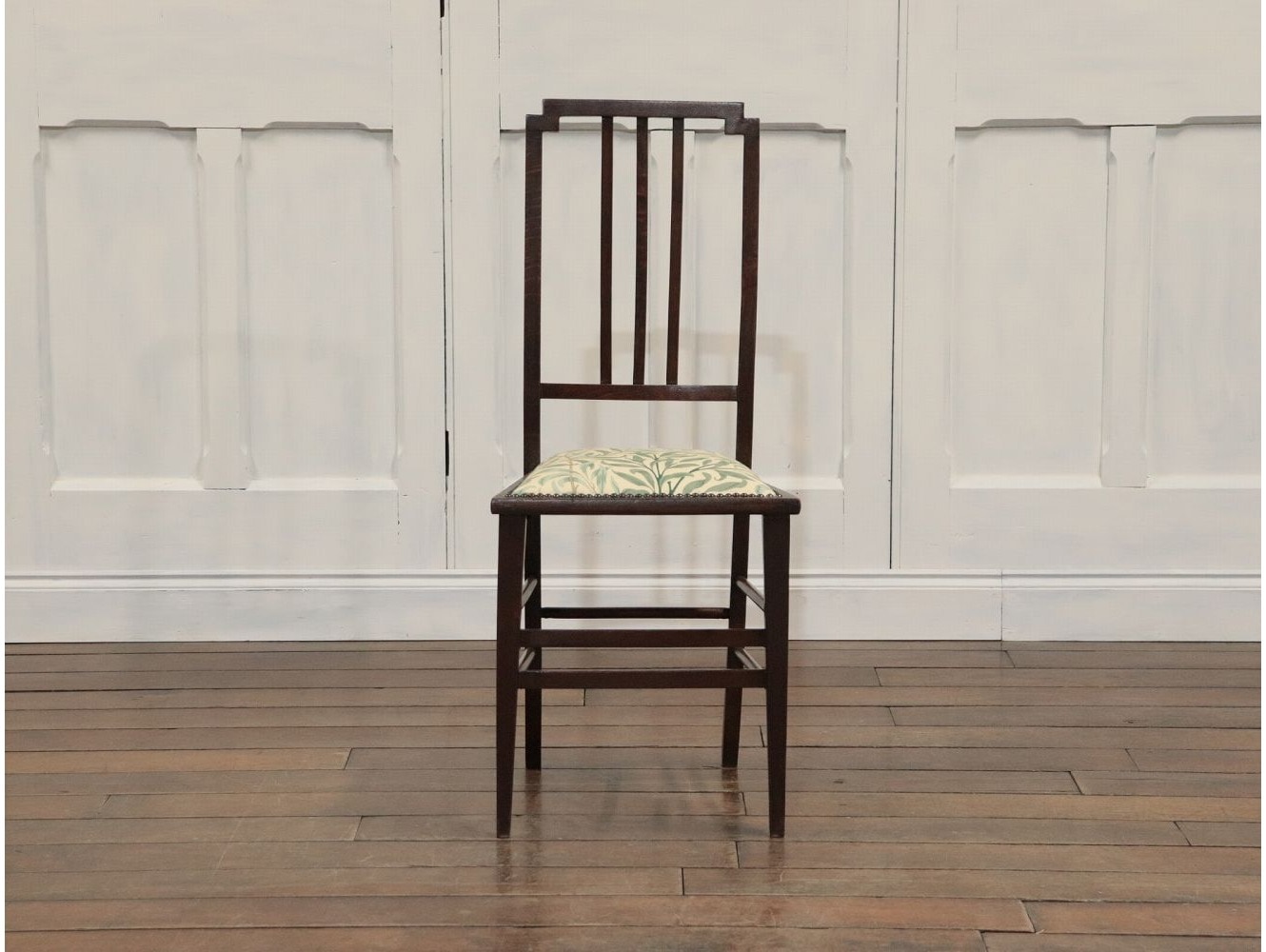 ベッドサイドチェア