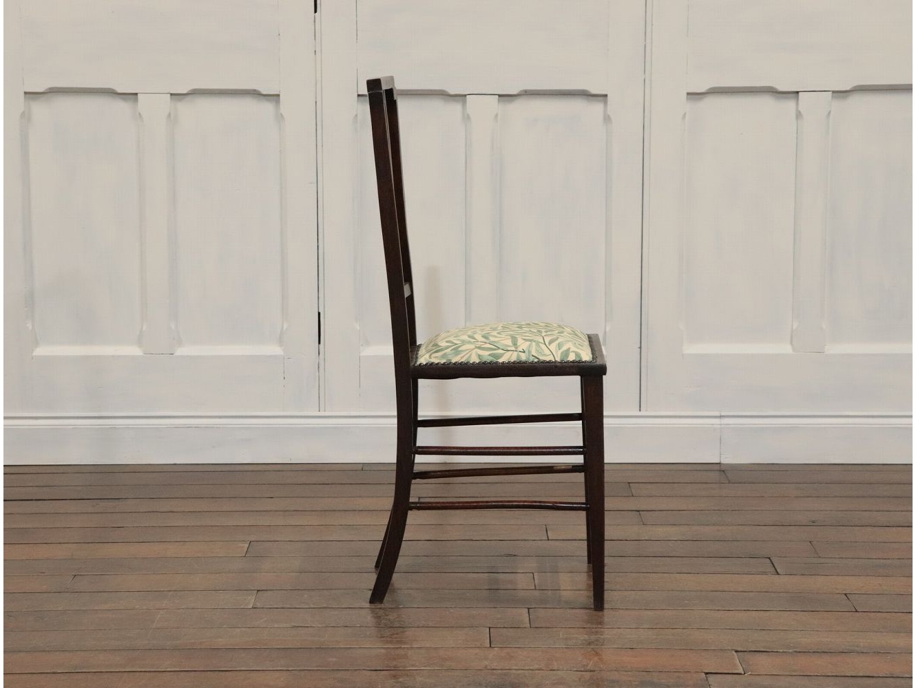 ベッドサイドチェア