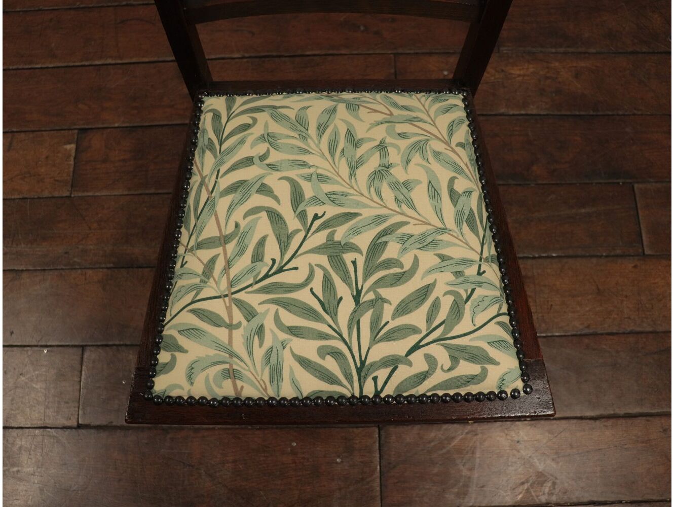 ベッドサイドチェア