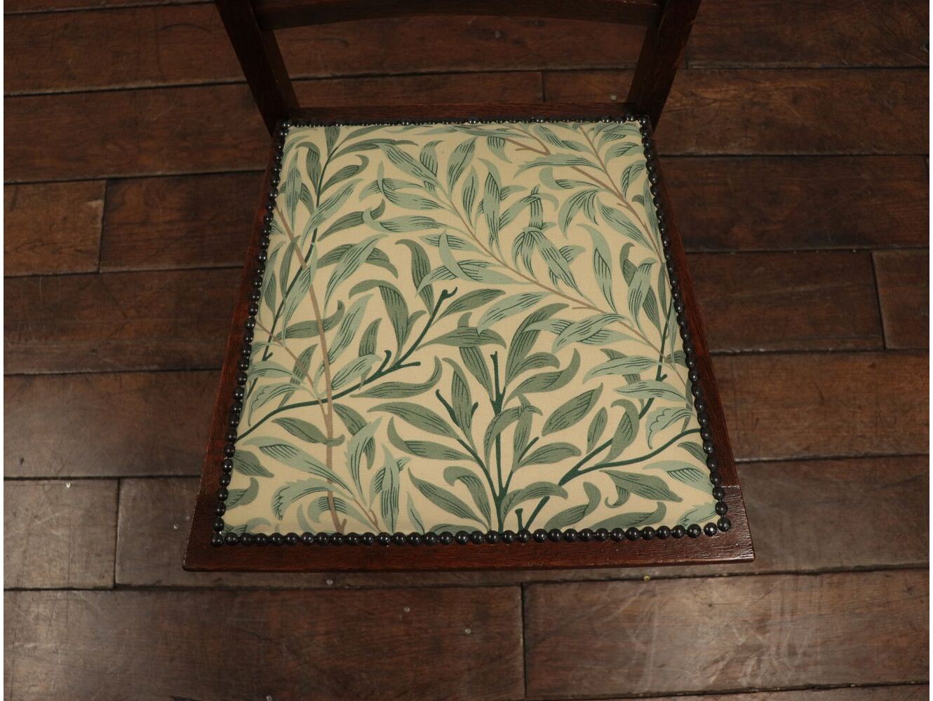 ベッドサイドチェア