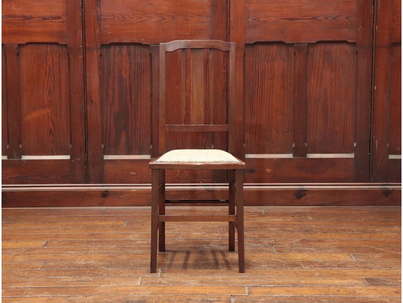 ベッドサイドチェア