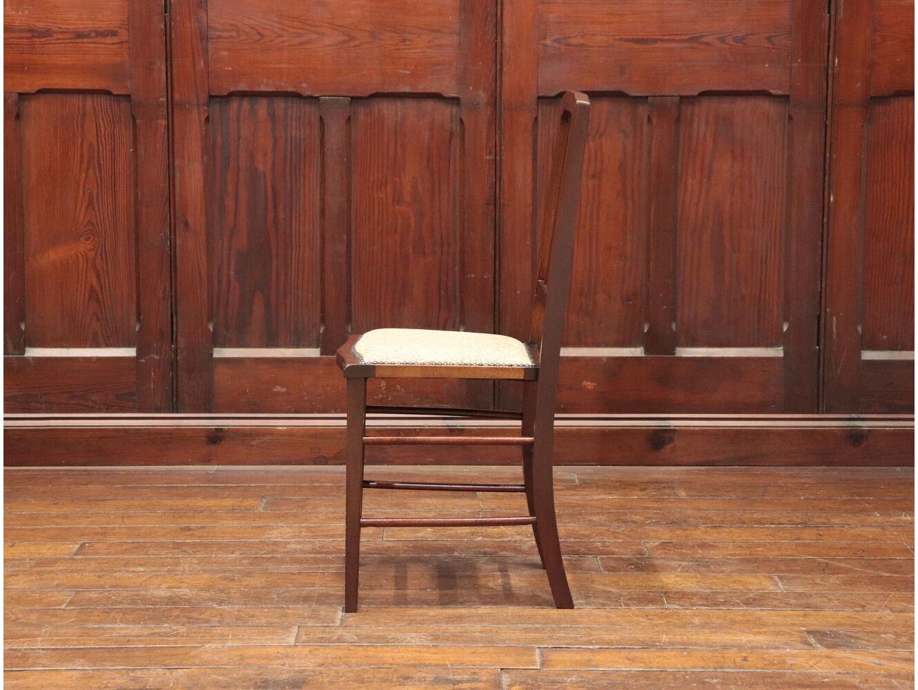 ベッドサイドチェア