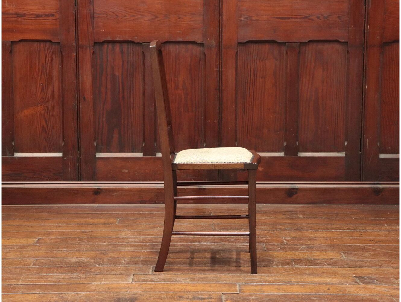 ベッドサイドチェア