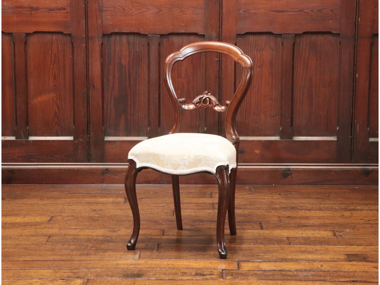 バルーンバックチェア