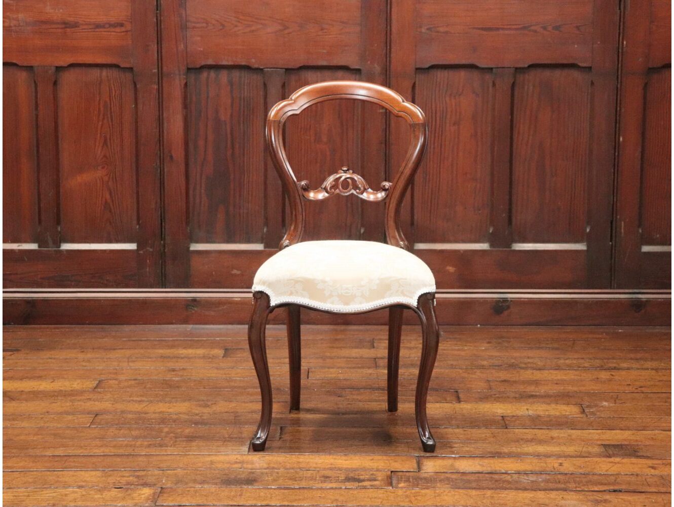 バルーンバックチェア