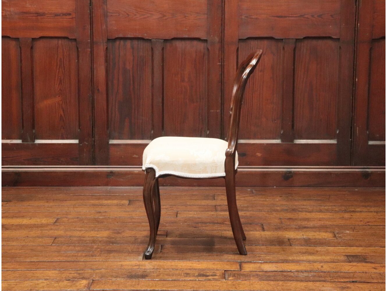 バルーンバックチェア