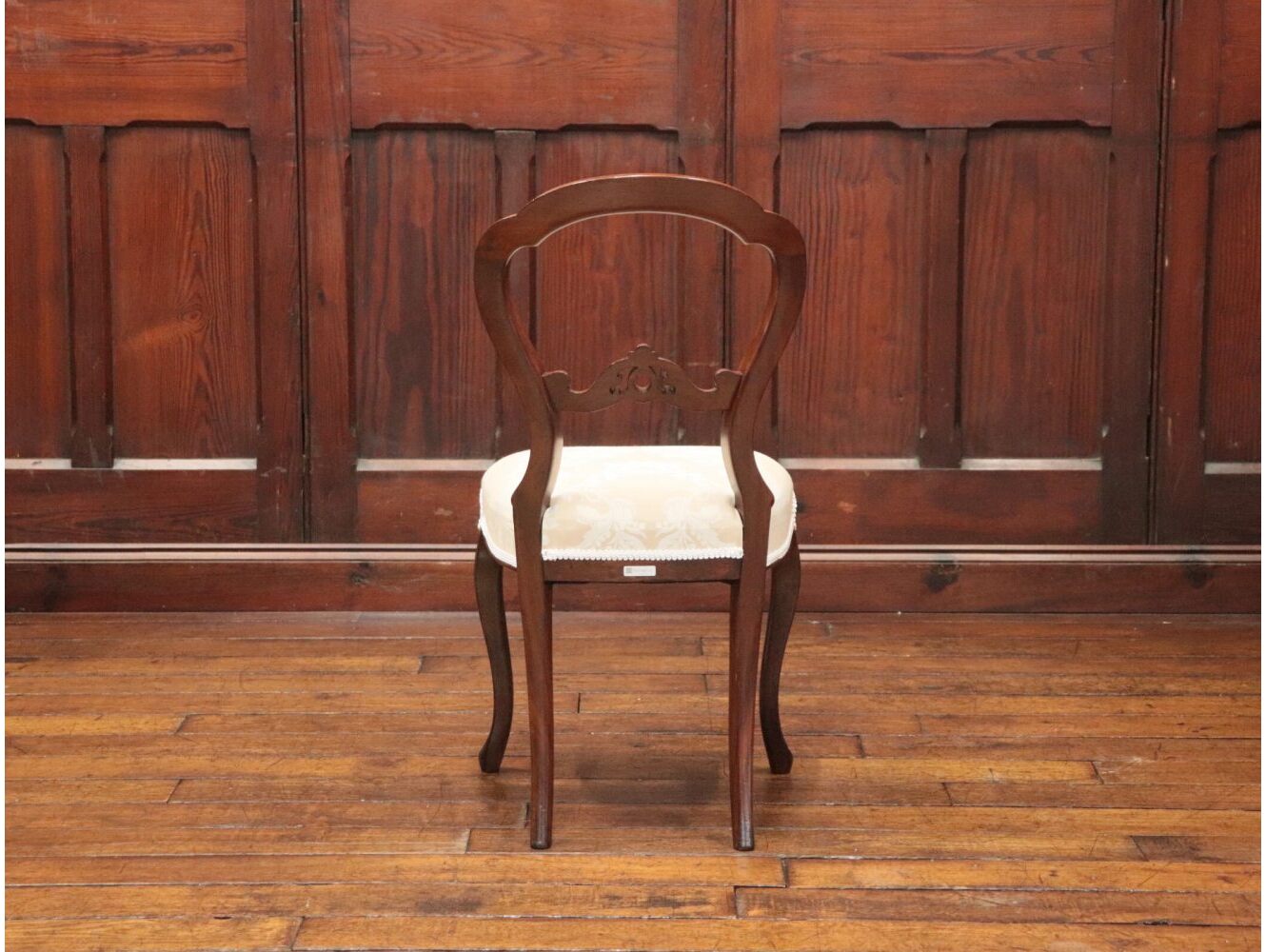 バルーンバックチェア