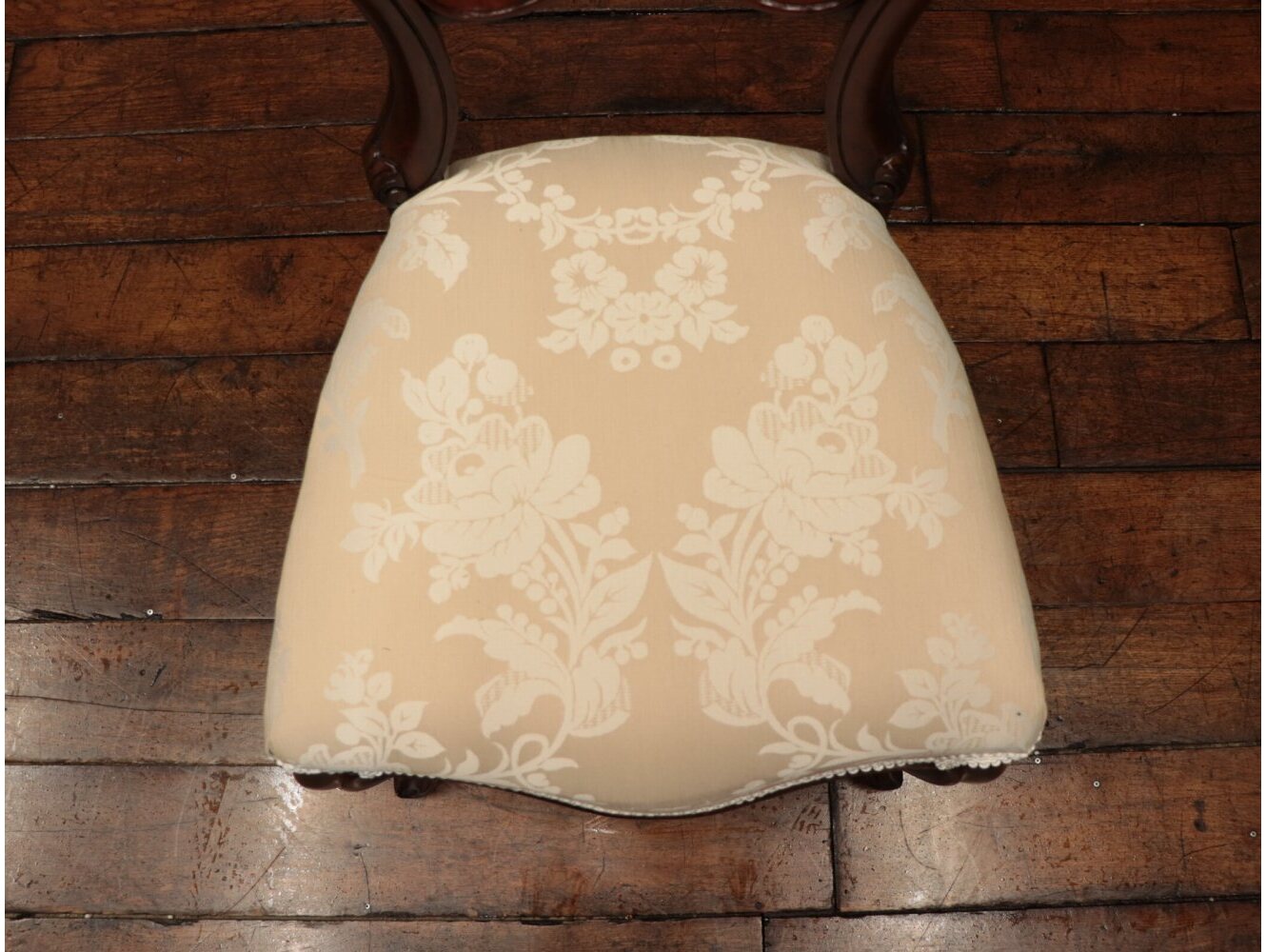 バルーンバックチェア