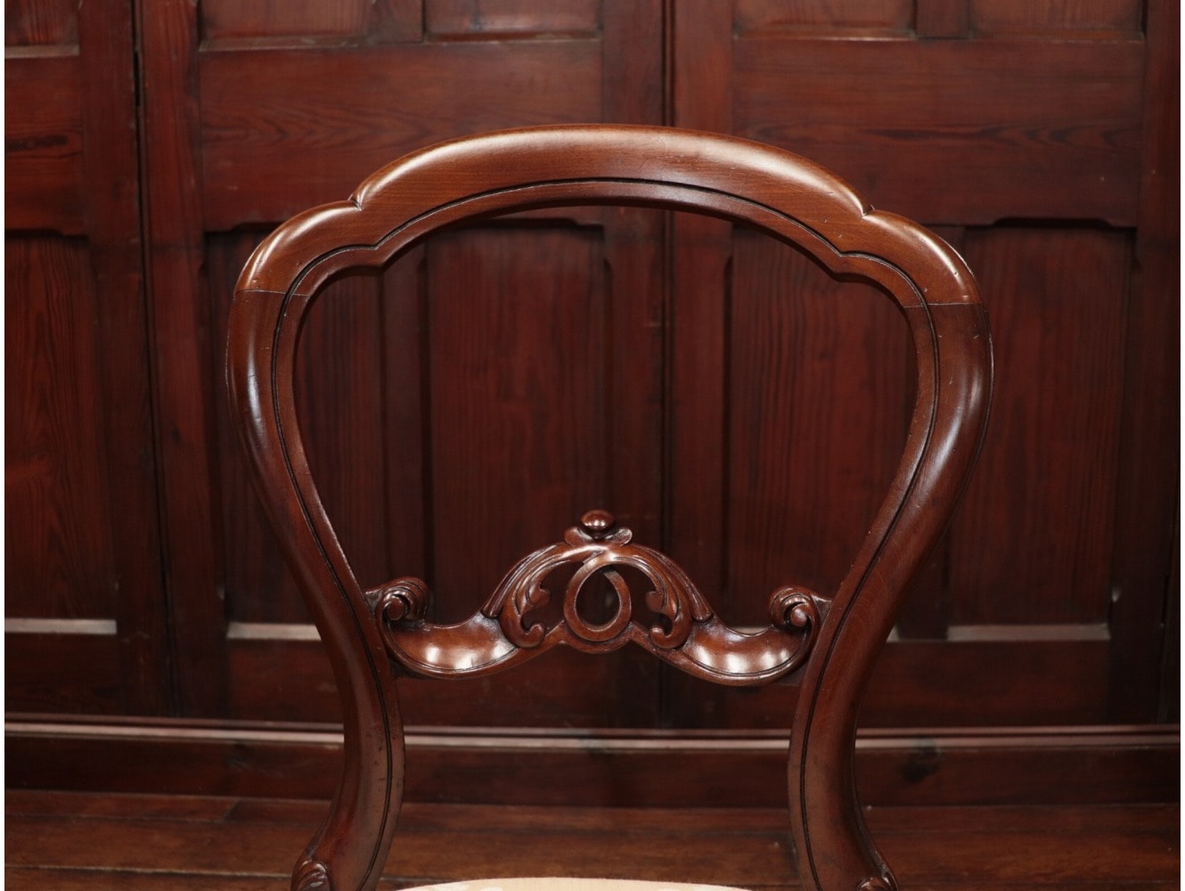 バルーンバックチェア