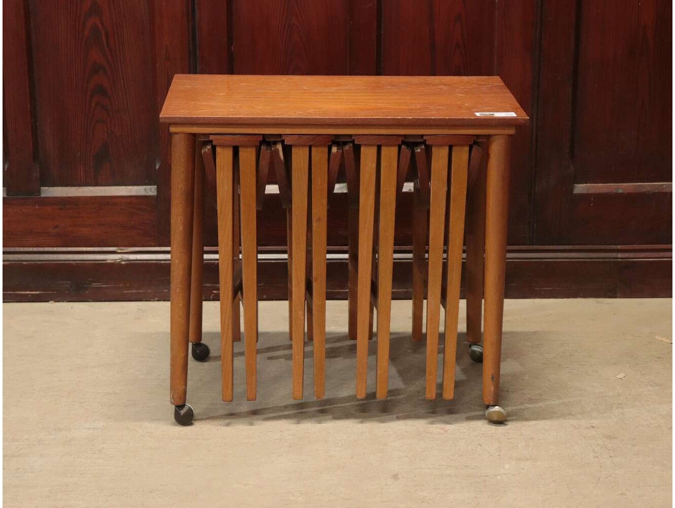 ネストテーブル