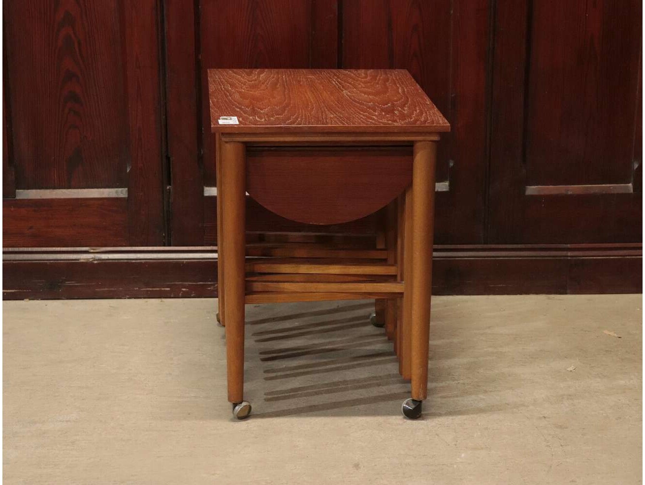 ネストテーブル