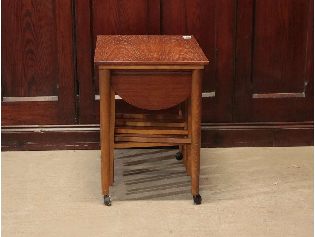 ネストテーブル