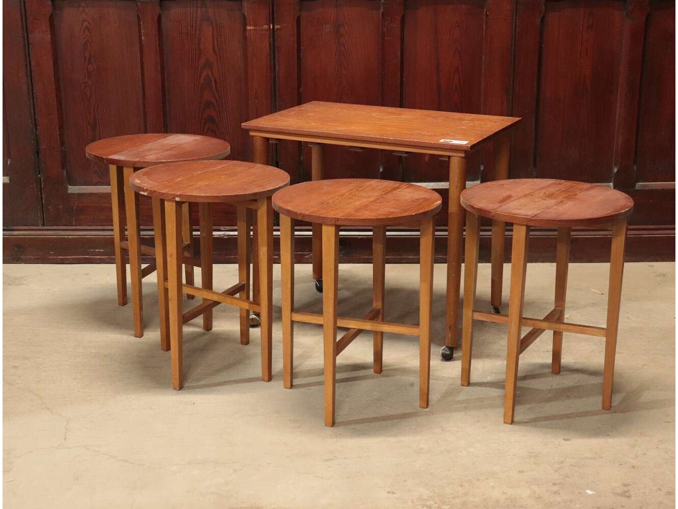 ネストテーブル