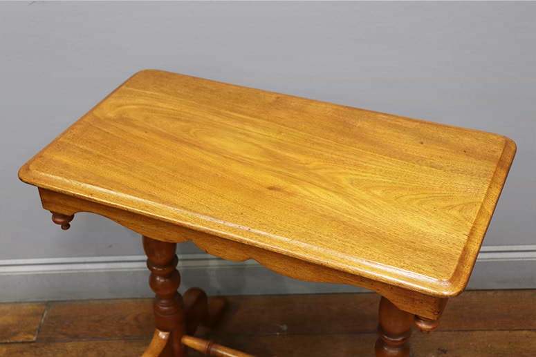 サイドテーブル