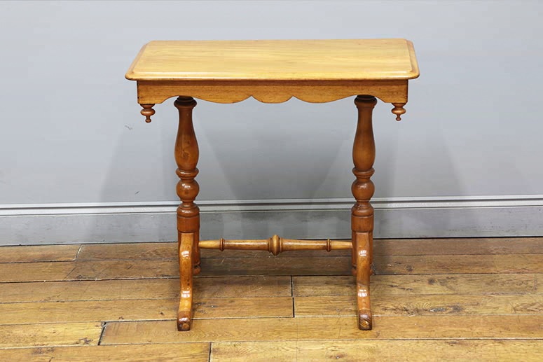 サイドテーブル