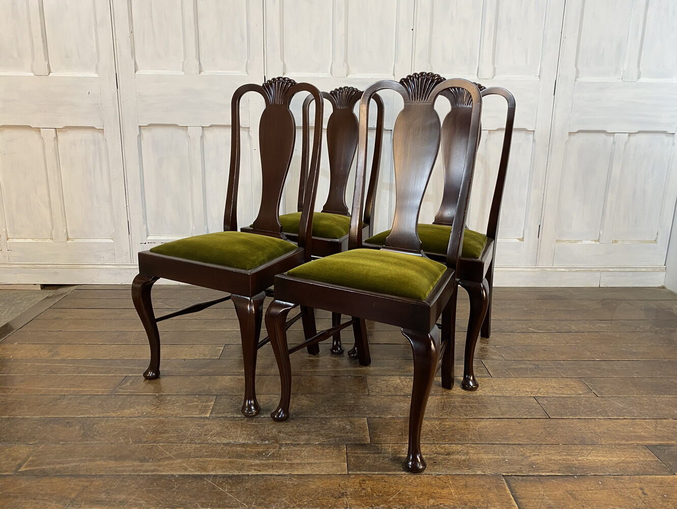 オリーブグリーンのベルベット椅子 イギリス アンティーク 直接