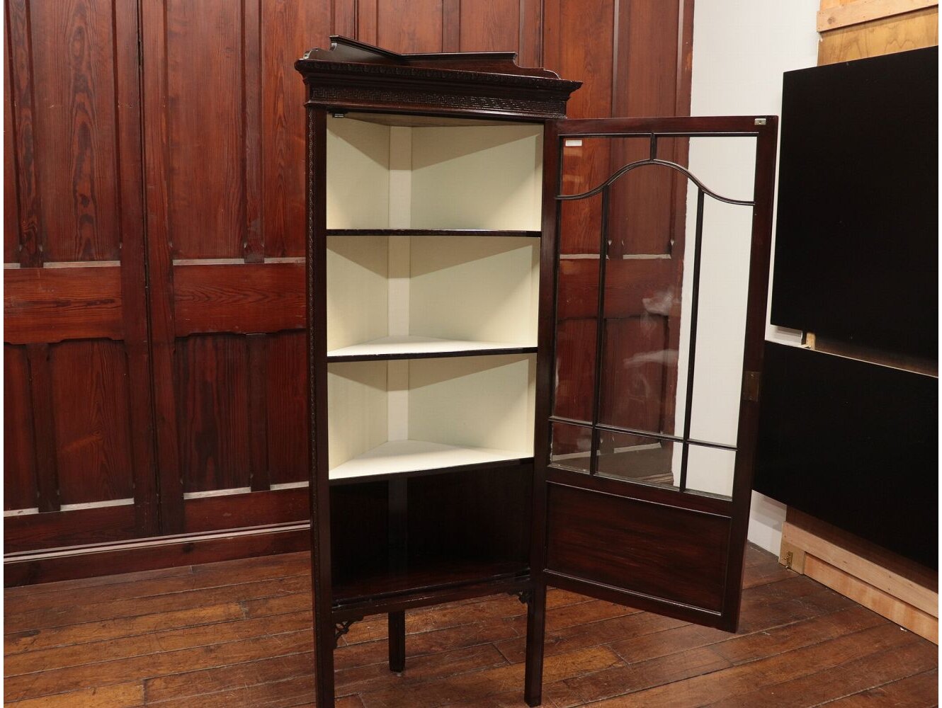 スペイン風鋲打ちアンティーク家具(コーナーキャビネット) コーナーキャビネット | アンティーク家具,キャビネット | イギリス