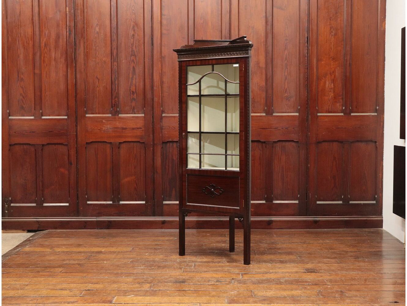 コーナーキャビネット