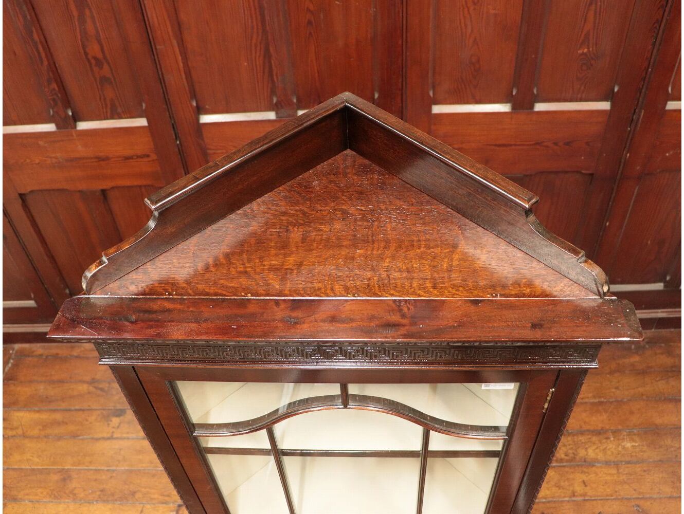 コーナーキャビネット