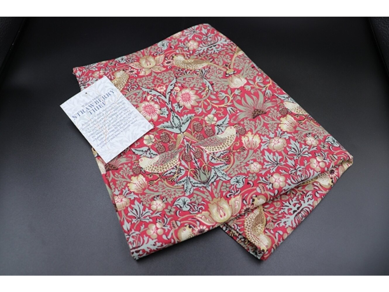 Strawberry Thief Red ティータオル