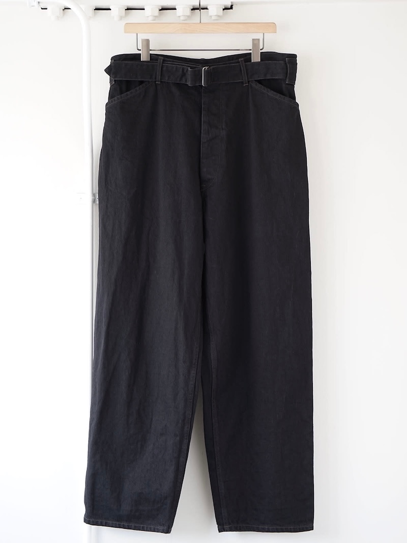 COMOLI(コモリ) / ブラックデニム ベルテッドパンツ 25AW | 商品