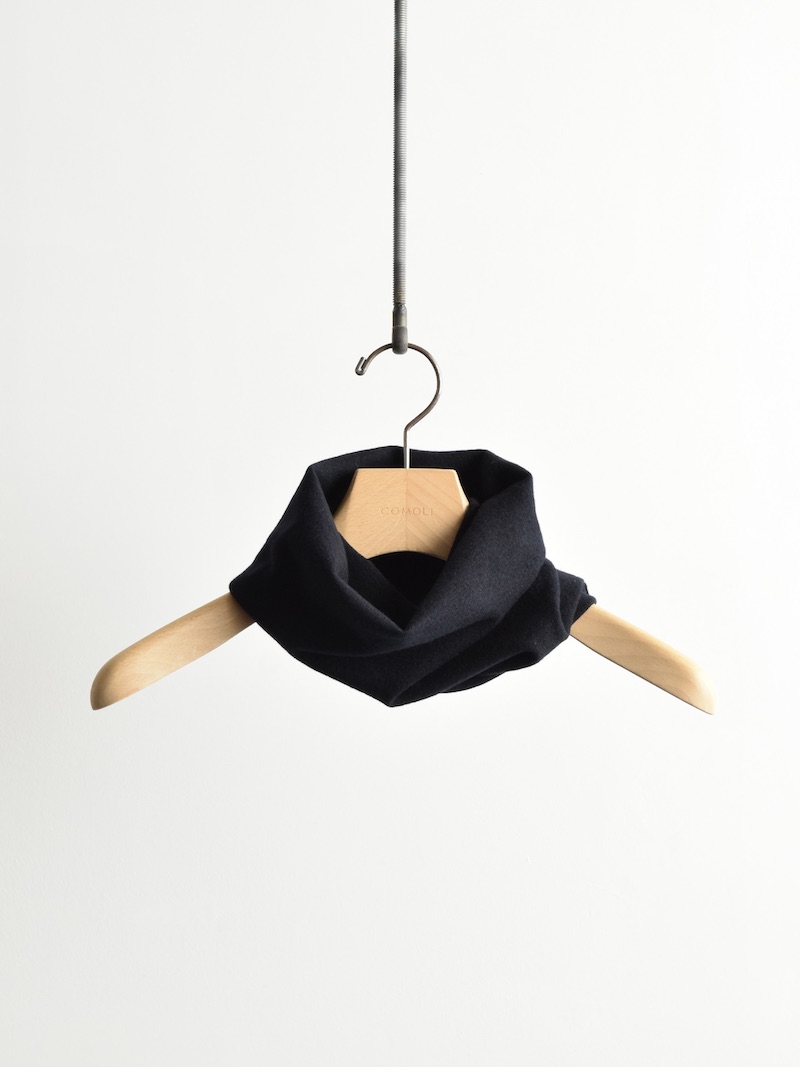 COMOLI(コモリ) / カシミヤ ネックウォーマー / NAVY 25AW