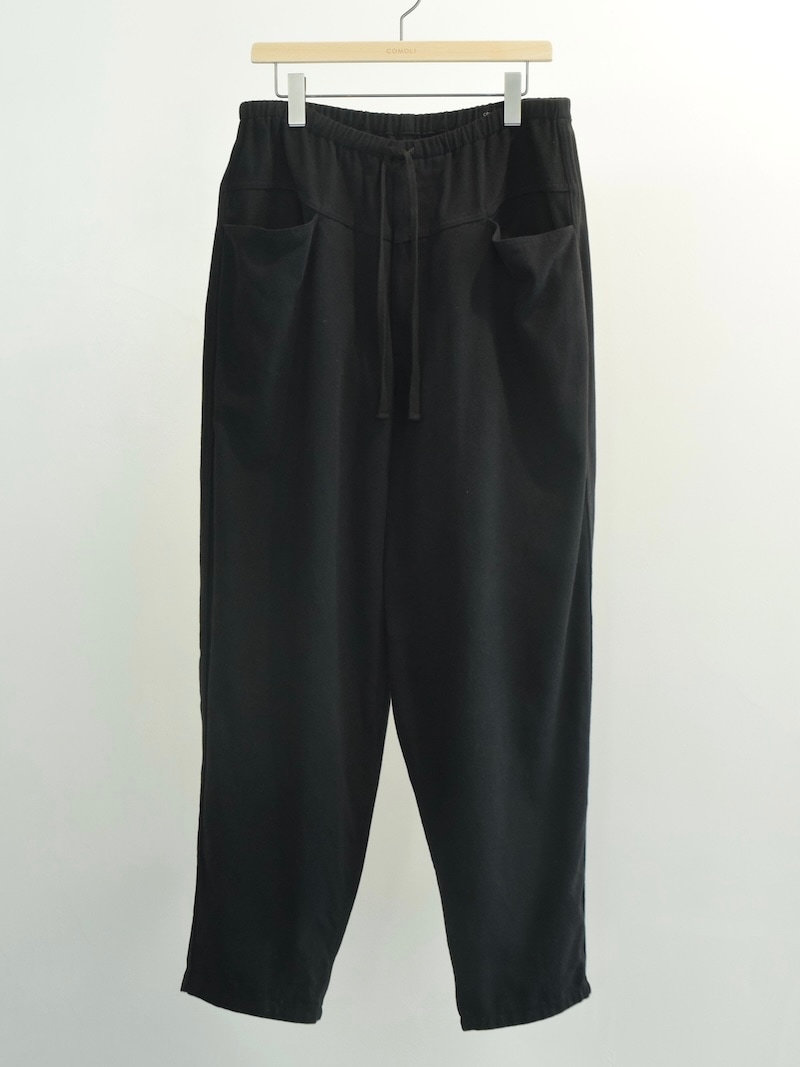 COMOLI(コモリ) / ブラックドリル テーパードパンツ 26SS | 商品一覧