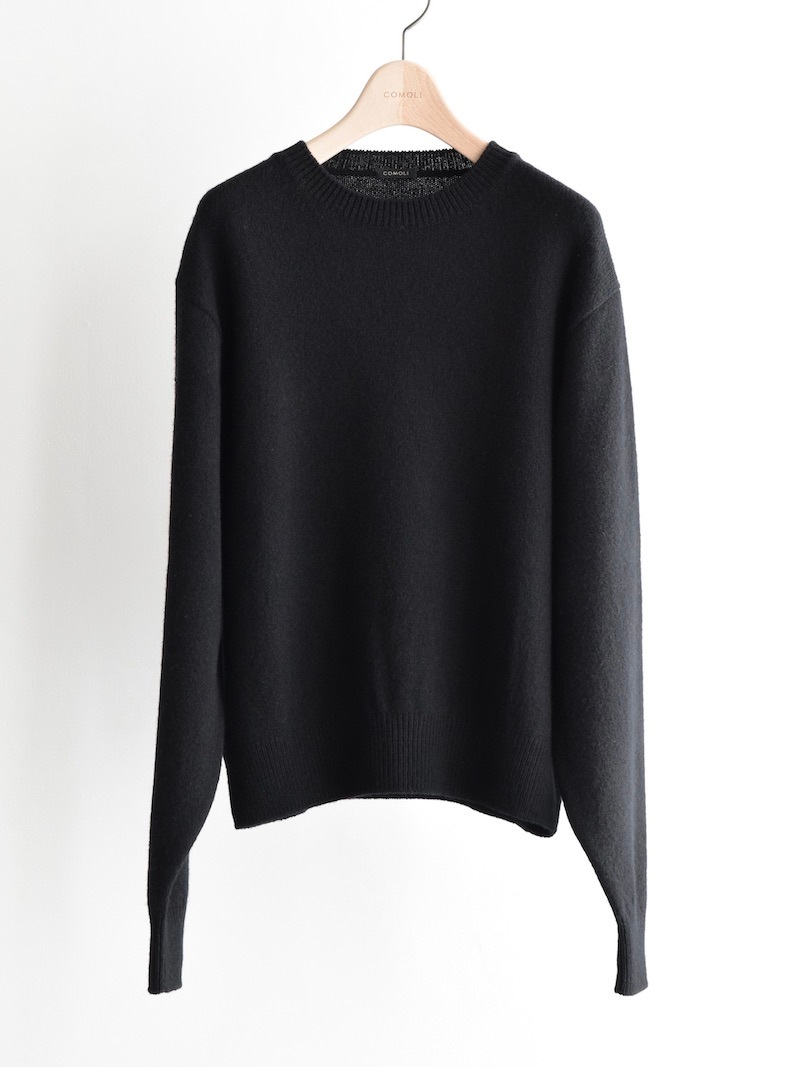 COMOLI(コモリ) / ラムズウール クルーネックニット / BLACK 25AW