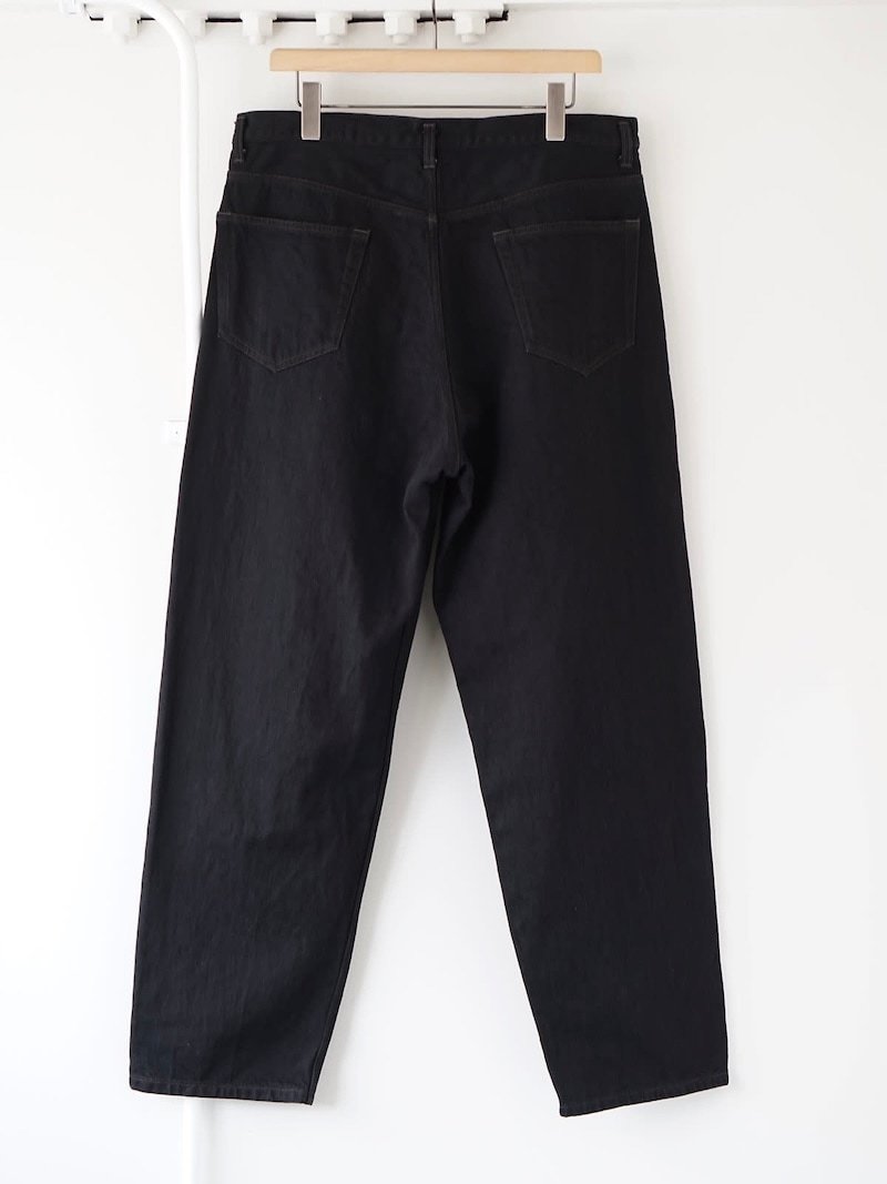 COMOLI(コモリ) / ブラックデニム テーパードパンツ 25AW | 商品