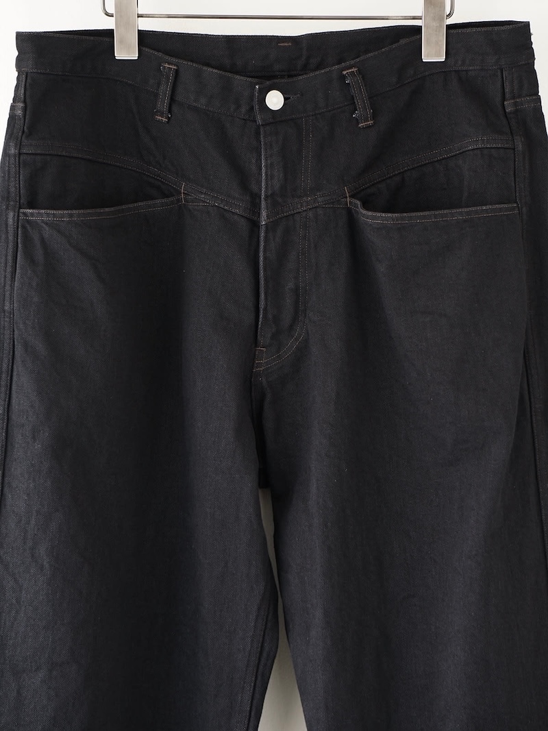 COMOLI(コモリ) / ブラックデニム テーパードパンツ 25AW | 商品