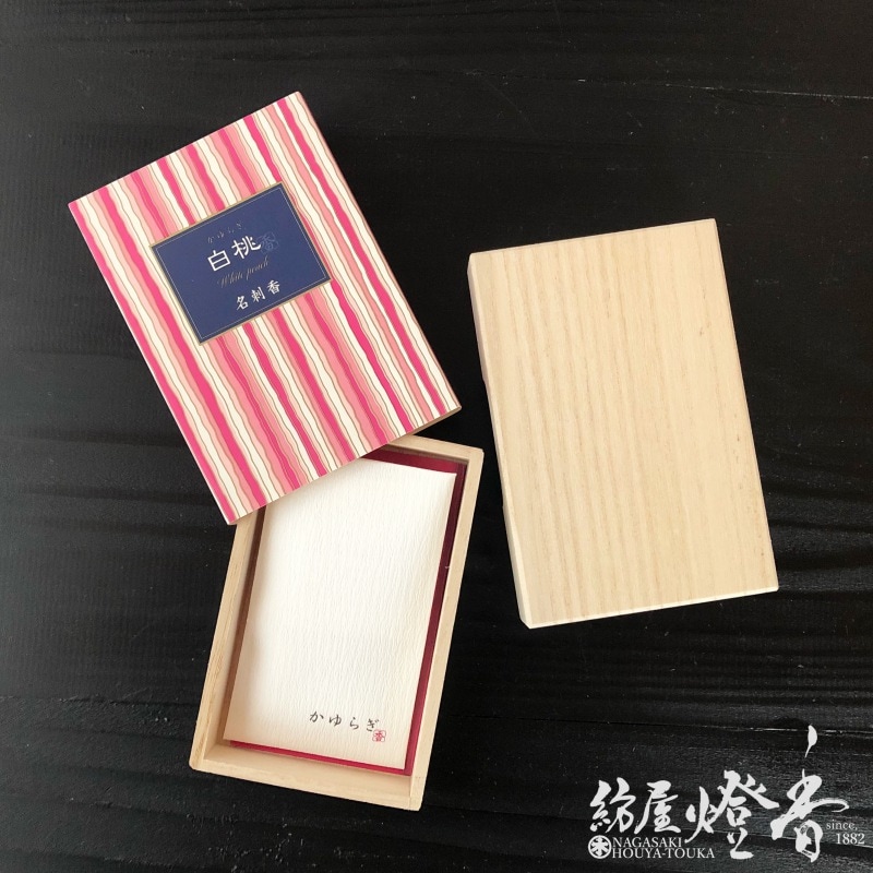 香り袋/文香『かゆらぎ名刺香白桃(はくとう)桐箱6入』日本香堂 取扱いメーカー,日本香堂,お香,かゆらぎ,名刺香 創業130年長崎の線香 ・ろうそく・お香専門店 「紡屋 燈香」 香り袋/文香『かゆらぎ名刺香白桃(はくとう)桐箱6入』日本香堂 取扱いメーカー,日本香堂,お香,かゆらぎ,名刺香 創業130年長崎の線香 ・ろうそく・お香専門店 「紡屋 燈香」