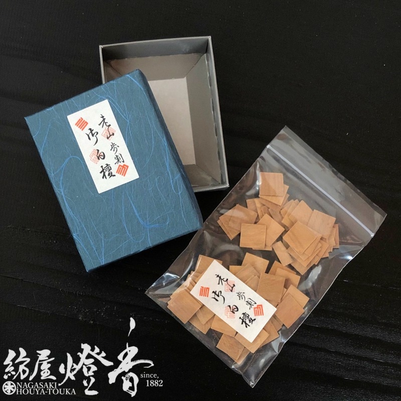 香木/香原料『白檀三種【老山白檀・歩割[J-3]】角割15g紙箱入』大発