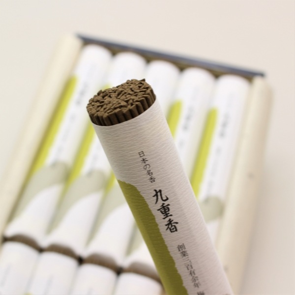 ご進物線香　堺　梅栄堂　九重の春　短寸大把10把入平箱塗箱　新品　送料無料 梅栄堂の贈答/進物『九重香(ここのえこう) 短寸大把10把入平箱塗箱